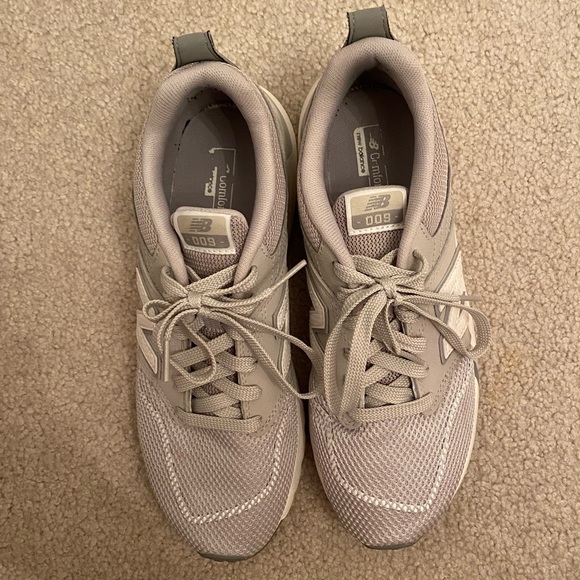 New Balance Shoes 9.5 - Picture 4 of 5